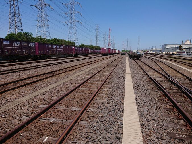 写真：駅構内の線路と貨物列車