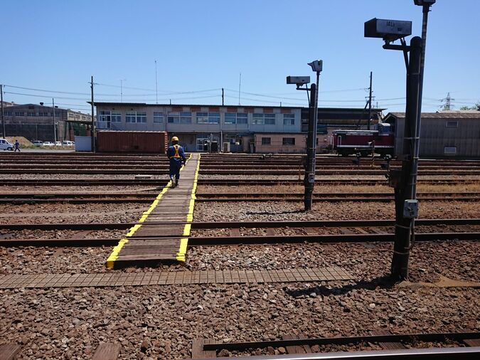 写真：たくさんの線路が並ぶ神栖駅構内