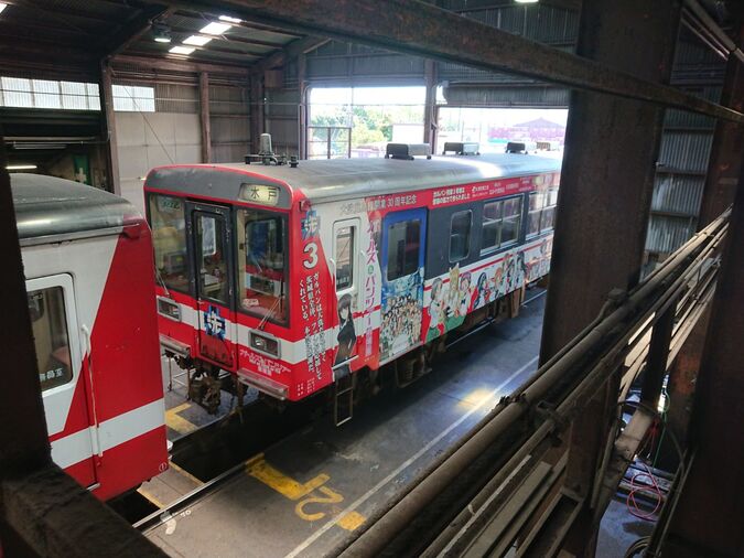 写真：車庫内部のデコレーション車両