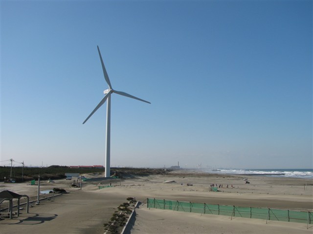 写真：そびえたつ風車と砂浜