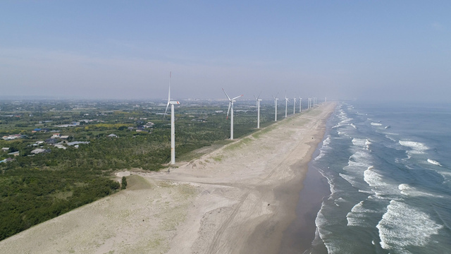 写真：砂浜と並び立つ風車