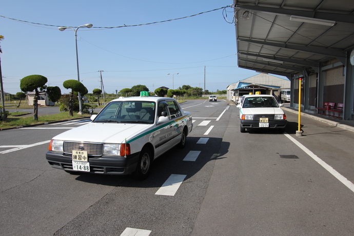 写真：教習所内の道路と車2台