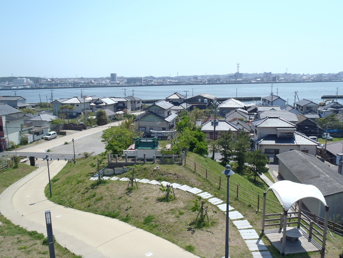 写真：公園から見た住宅街や海が望める風景