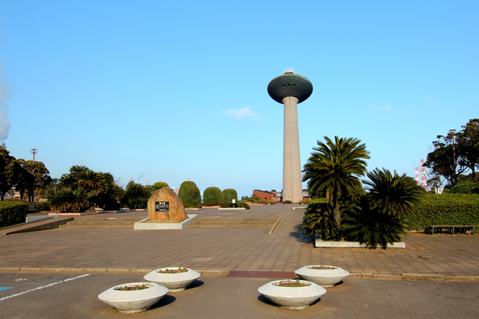 写真：港公園入り口と展望塔