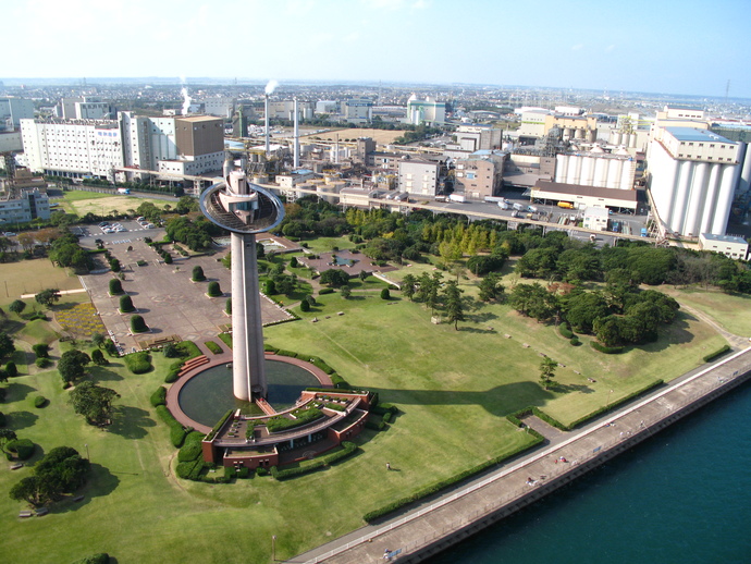 写真：海側から見た港公園と工場地帯