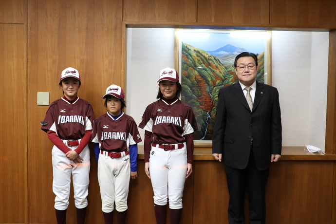写真：1月12日撮影の石田市長と訪問者3名