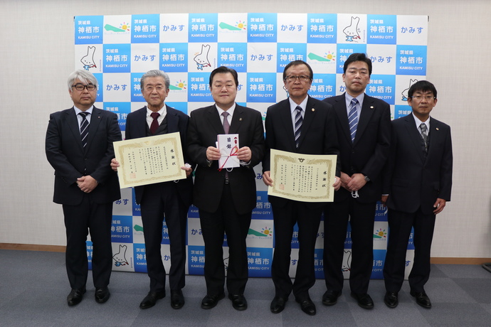 写真：1月26日撮影の石田市長と寄附者5名