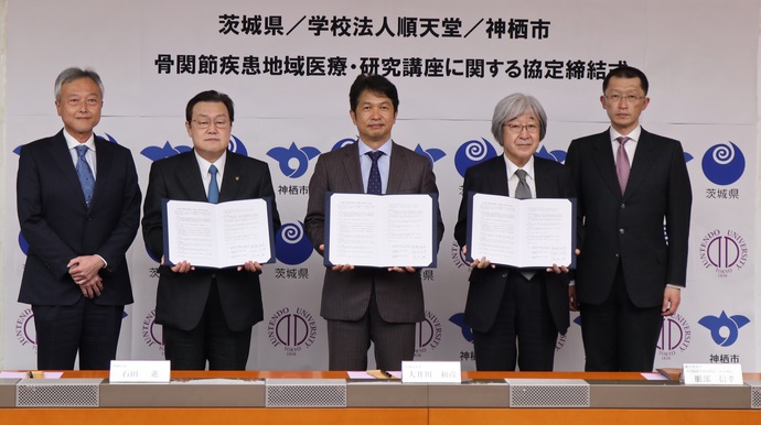 写真：協定式に参加した石田市長と他の参加者