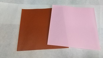 写真：茶色とピンクの折り紙