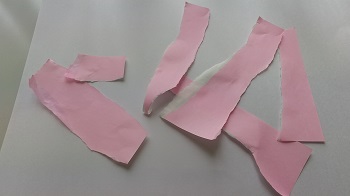 写真：ちぎったピンクの折り紙