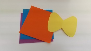 写真：青、紫、オレンジ色の折り紙と黄色の色紙のチョウチョ