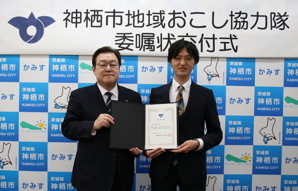 写真：石田市長と委嘱状を手に持つ竹中さん