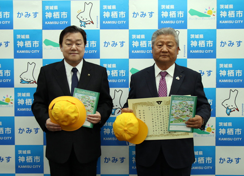 写真:2022年3月18日撮影の石田市長と寄付者