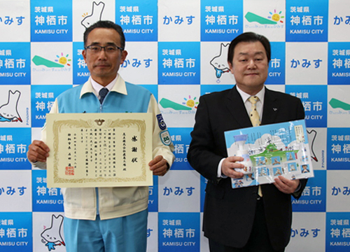 写真:2022年3月28日撮影の寄付者と石田市長