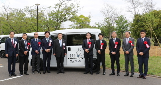 写真：電気自動車の前で市長と式典参加者で記念撮影