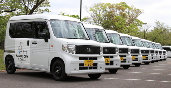 写真：きれいに整列された電気自動車