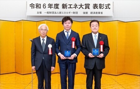 写真：新エネ大賞を受賞した市長と他2名