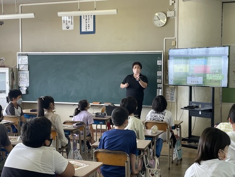 写真：教室でスポーツ栄養士さんのおはなしを真剣に聞く子どもたち