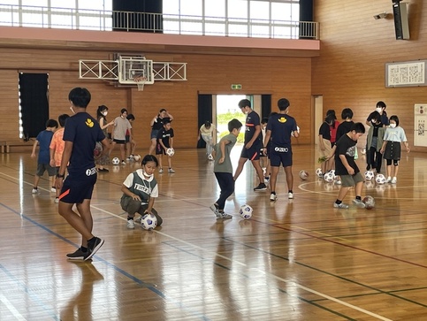 写真：生徒たちが体育館でサッカーをする様子
