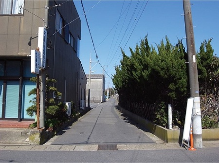 写真：拡幅後の通行しやすくなった市道1015号線