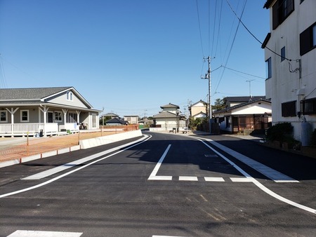 写真：拡幅後の車がすれ違えるほど広くなった市道1448号線