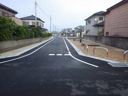 写真：拡幅後の綺麗に舗装された道路となった整備場所