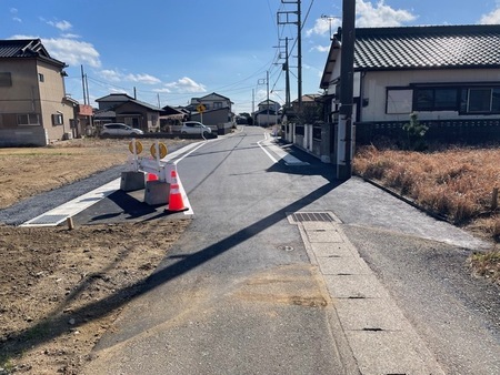 写真：道幅が広くなり車の通行がしやすくなった市道1017号線