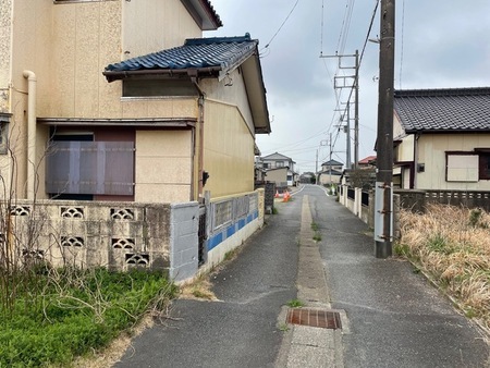写真：軽自動車一台が通れるほどの狭い市道1017号線