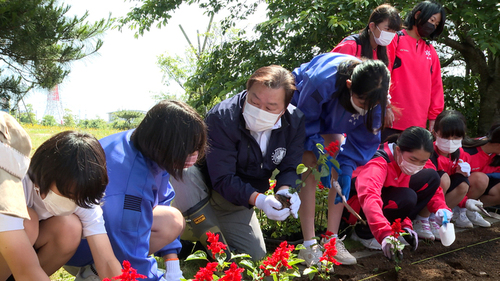 写真：2022年6月4日撮影の石田市長と花植えボランティア