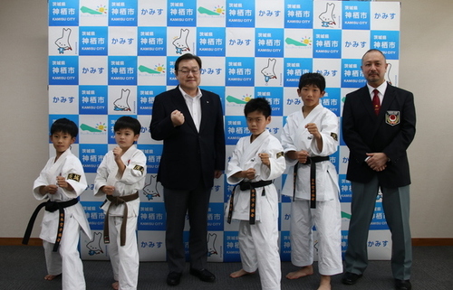 写真：2022年6月13日撮影の石田市長と大会出場者4人および日本空手協会茨城県神栖支部支部長