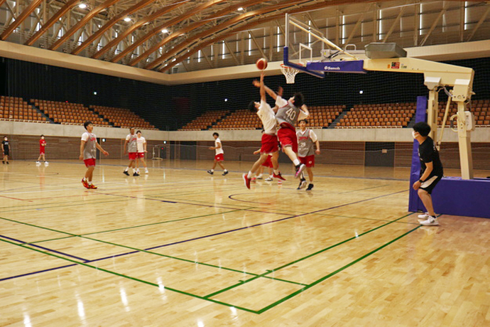 写真：メインアリーナにて、5対5のバスケットボールをプレイする選手たち