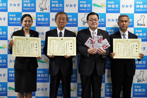 写真:2022年7月4日撮影の石田市長と寄付者3名