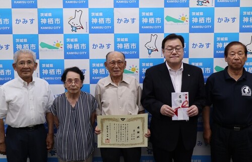 写真：2022年7月6日撮影の石田市長と寄付者2名およびグラウンドゴルフ協会会長と事務局長