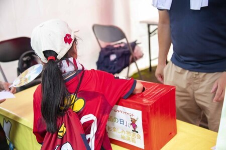写真：くじを引く様子