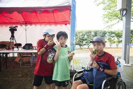 写真：その場でピーマンにかぶりつく子どもたち