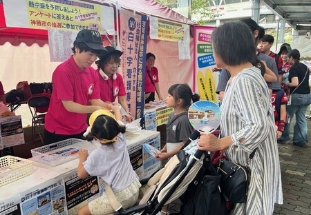 写真:啓発品を渡す様子