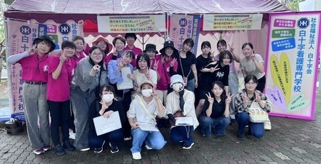 写真:ブースの前で看護学生と教員で記念撮影