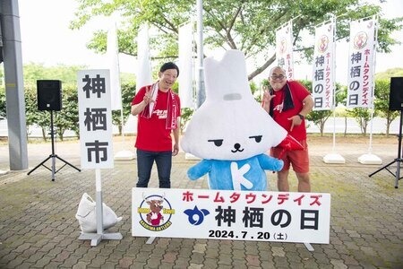 写真：カミスココくんと神栖市PR大使のオスペンギン