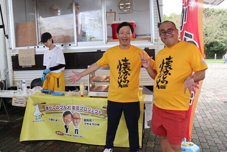 写真:神栖市PR大使のオスペンギンとキッチンカー