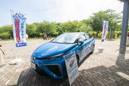 写真：青色の燃料電池自動車