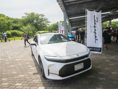 写真：白色の燃料電池自動車