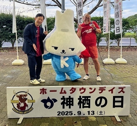 写真:カミスココくんと神栖市PR大使のオスペンギン