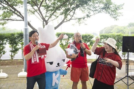 写真：景品が当選し喜ぶ人