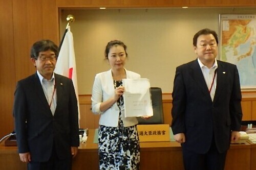 写真：2022年8月8日撮影の国土交通省加藤鮎子政務官と越川銚子市長、石田市長