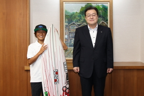 写真：2022年8月3日撮影の小西一粋さんと石田市長