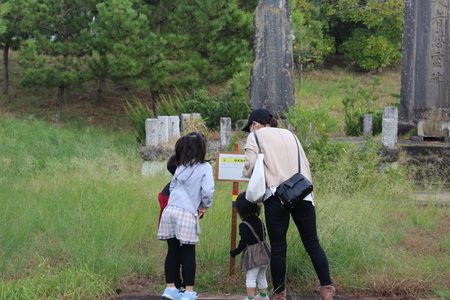 写真：親子で力を合わせてクイズを解く参加者
