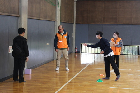 写真：玉入れをする参加者
