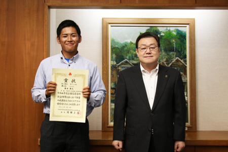写真:2022年9月22日撮影の訪問者1名と石田市長