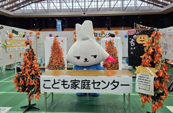 写真:たくさんのオレンジリボンが飾られたツリー