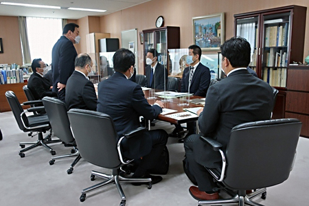 写真：国土交通省関東地方整備副局長と職員および市長